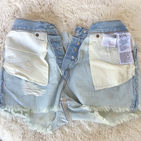 Levi’s wedgie fit high rise ripped cutoff shorts - Picture 6 of 16